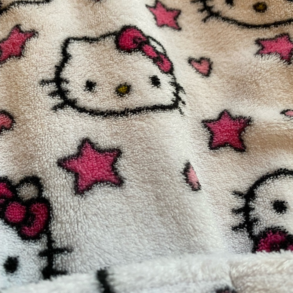 Hello Kitty Robe Size 4T - Picture 3 of 6